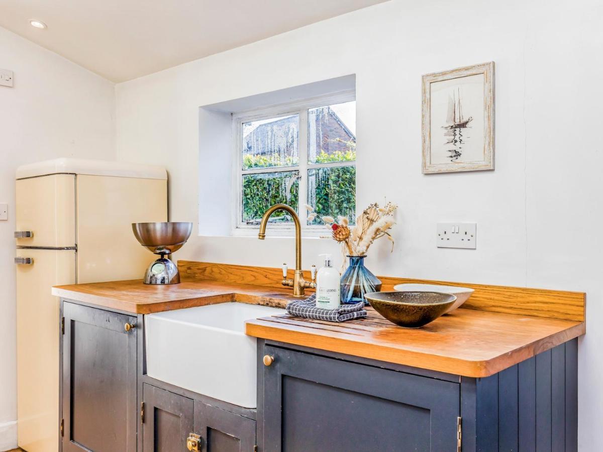 Pass The Keys Charming Downland Cottage Chichester Exteriör bild